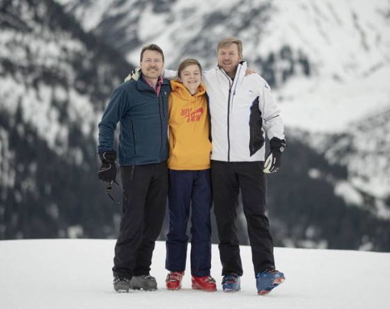 lech-am-arlberg-austria-25-02-2020-king-willem-alexander-of-the-netherlands-r-poses-with-his-brother-prince-constantijn-l-and-his-nephew-count-claus-casimir-c-during-a-photo-shoot-at-the-start-of-the-dutc