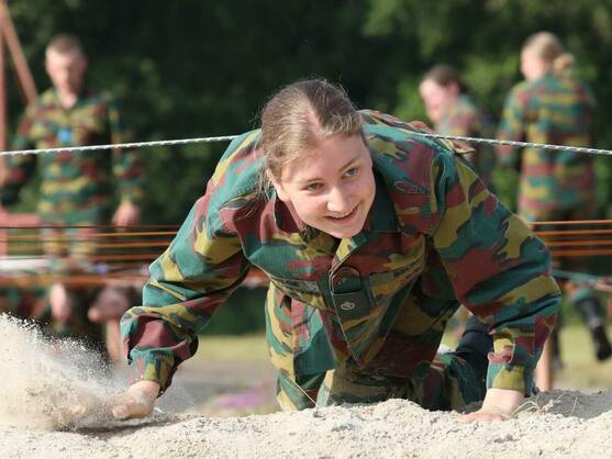 reptando-escalando-las-imagenes-del-duro-entrenamiento-militar-de-elisabeth-de-belgica