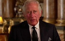 Rey Carlos III da su primer discurso marcado por el recuerdo de Isabel II: “Ella hizo muchos sacrificios”