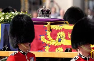 Muerte de Isabel II: Las fotos que dejó el paso del cortejo fúnebre por las calles de Londres