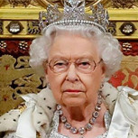 Exhiben cerca de 300 trajes de Isabel II que demuestran su faceta menos conocida