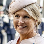 Reina Máxima rompió el protocolo y sorprendió al caminar descalza en una visita comunitaria