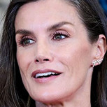 Reina Letizia apuesta por fórmula que no le falla: joyas históricas y vestido reciclado en los Premios Mariano de Cavia