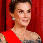 Reina Letizia brilló con histórica diadema de diamantes en gran gala ofrecida a los Macron