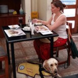 Mujer ciega no pudo entrar con su perro lazarillo a restaurant: Indignación en redes sociales