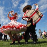 Colombiano es sensación en Facebook bailando magistral pie de cueca