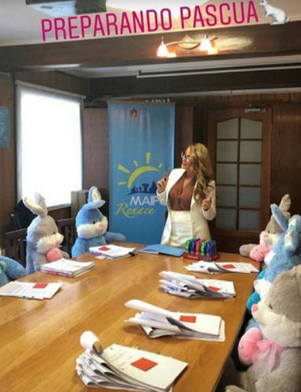 La alcaldesa de Maipú popularizó el uso de osos de peluche en estrategias digitales en redes sociales. Foto: Twitter Cathy Barriga.
