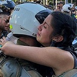 Manifestantes abrazan a carabineros y todos terminan llorando: Este es el video