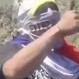 Encapuchado impide pasar a anciano hacia un procedimiento médico y le exige que lo demuestre: Indignación por video