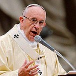 Un Papa Francisco ofuscado golpea la mano de una mujer y luego se disculpa: “Perdí la paciencia”