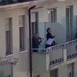 Italianos no pierden alegría, pese a tragedia del coronavirus: Desde los balcones, pasan cantando la cuarentena