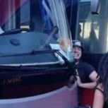 Video muestra violento ataque de conductor de bus contra ciclista: Quedó atrapado entre dos máquinas