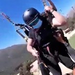Dramático video: Instructor de parapente quedó colgando en el aire