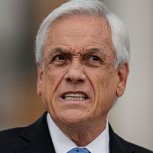 Mujer lanzó agua a Presidente Sebastián Piñera durante un acto en La Moneda