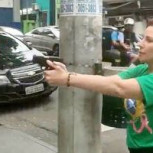 El impactante momento en que diputada brasileña amenazó con un arma a votante de Lula