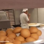 Captan “anti higiénica” actitud de panadero con sus productos en Antofagasta y local es suspendido