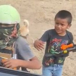 Niños imitando a narcos con armas de juguete y desatan cuestionamientos en redes sociales