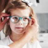 Emocionante reacción de una pequeña niña al ponerse sus lentes por primera vez conquistó a las redes