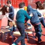 Juego de la “silla musical” termina mal: Concursantes protagonizaron fuerte pelea frente a niños