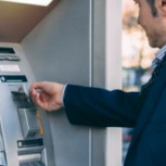 Hombre “armó” ingenioso plan para evitar ser asaltado fuera de un cajero: Revisa el video