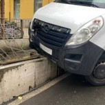 ¿Cómo pasó esto? Auto queda atrapado verticalmente entre otro vehículo y el techo de un puente