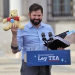 Copano le sigue penando a Boric: “Cariñoso” regalo generó divertida reacción del Presidente