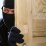 Traficante intentó esconderse de la policía en el techo de una casa: Imagen se hizo viral