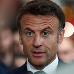 No dejó nada: Emmanuel Macron recibió duras críticas tras beberse una cerveza en tiempo récord