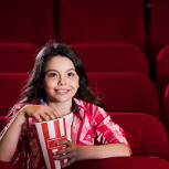 La tierna reacción de una pequeña al ir por primera vez al cine: Mira el video