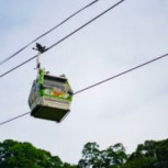 Ocho personas quedaron atrapadas colgando en un teleférico: Mira su rescate de película