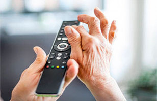 Abuelita de 101 a&ntilde;os tiene "torpedo" para usar la TV: Video emocion&oacute; en TikTok