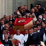 Fotos y videos: Miles de fieles llegaron a despedir al Papa Francisco en la Plaza San Pedro