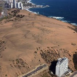 Aglomeraciones en las dunas de Concón generan fuerte debate en las redes: Mira el video