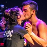 ¡Aprendan, hombres duros! Fan sube a escena y pide casamiento a su novia en pleno show