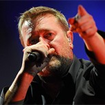 Fan sube desnudo a escenario y baila con cantante delante del público: La mayor locura que verás hoy