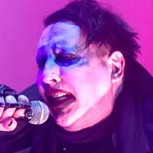 Marilyn Manson aplastado en show tras caerle encima escenografía: Dramáticas imágenes