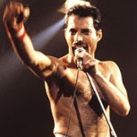 Revelan impensada foto de Freddie Mercury en su paso por Argentina: ¿Los policías eran sus primeros fans?