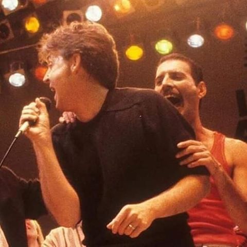 1985 Paul y Freddie detrás