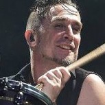 Expulsaron al baterista de The Offspring por la vacuna del covid: Una nueva grieta sacude al rock