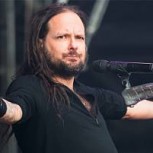 Vocalista de Korn mostró todo su temple: Subió a cantar con tanque de oxígeno por secuelas del Covid-19