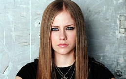 Avril Lavigne, 20 años después: Así luce al recrear la portada de “Let go”