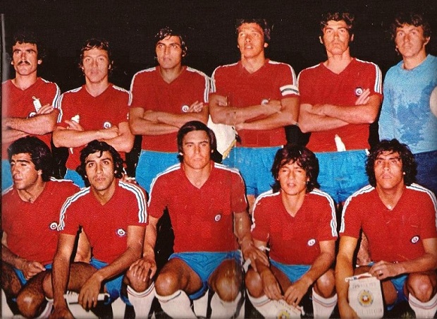 Formación del último partido que Osvaldo Castro jugó por Chile, en Santiago. Fue el 20 de marzo de 1977, en el 3-0 sobre Ecuador. Pata Bendita aparece en la fila de abajo, tercero de izquierda a derecha, flanqueado por Héctor Pinto y Manuel Rojas. 