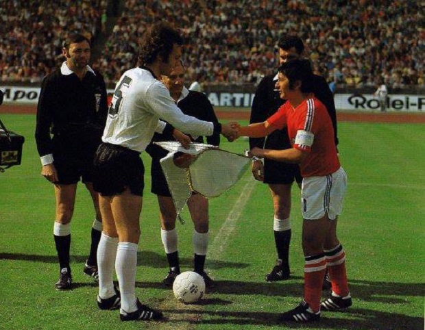 Debut de Chile en el Mundial de 1974 ante la entonces Alemania Federal. Chamaco saluda a su par germano, Franz Beckenbauer.