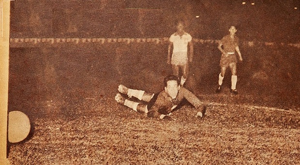 Imagen del gol de apertura de Enrique Hormazábal en la primera victoria sobre Brasil. Gilmar completa el cuadro contemplando el avance del balón.