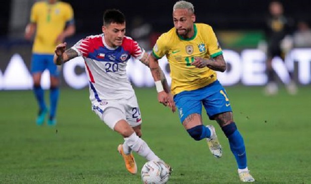 Neymar versus Charles Aránguiz, quien nuevamente respondió con la camiseta nacional.