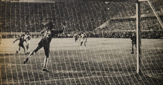 El tiro libre de Carlos Rivas ya dio en el horizontal del arco peruano, cuyo rebote cabeceará Carlos Caszely para el primero de sus dos goles en octubre de 1979.