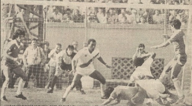 Los peruanos atacaron con todo en noviembre de 1985, pero el enorme desempeño del Cóndor Rojas más el tiro libre del Motero Aravena eliminaron a los del Rímac del Mundial de México 86.