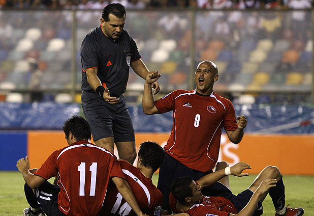 La jugada de baby fútbol entre Sánchez, Suazo y Fernández estructuró el 3-1 con que Chile, con Marcelo Bielsa a la cabeza, se acercó un poco más a Sudáfrica.