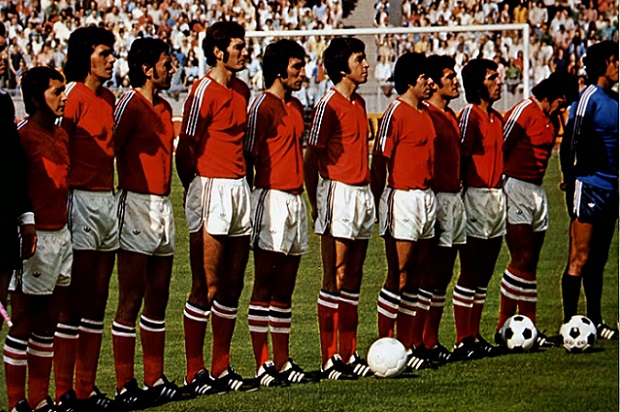 A través de la firma Kopa, Adidas comenzó a vestir a la Roja entre 1974 y 1979.