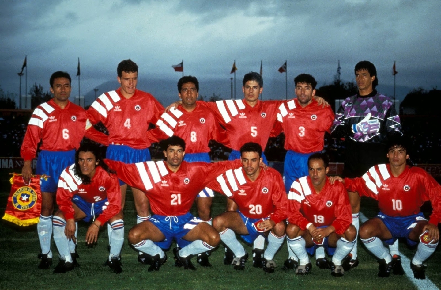 El período 1993-1994 vio a la Roja lucir las clásicas tres barras laterales en el hombro derecho.
